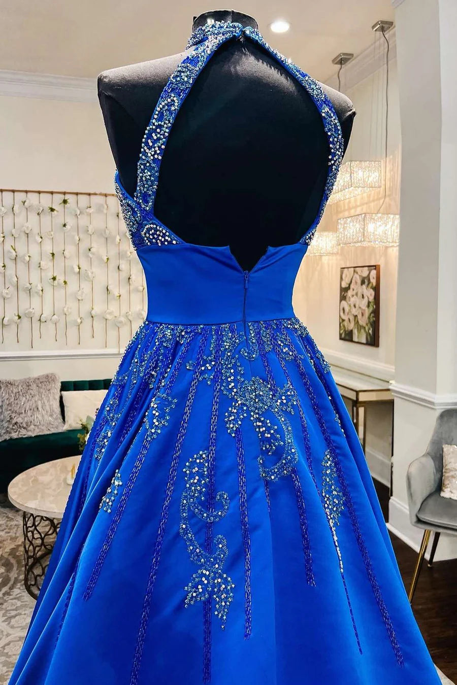 Vestido de fiesta de satén azul real con cuello halter y cuentas, corte A